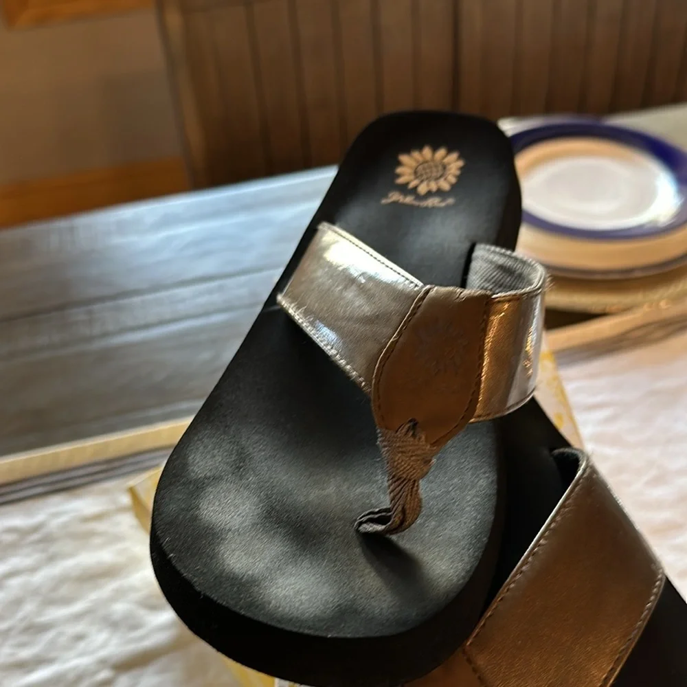 Yellow box Hugo bronze flip-flops size 8.5 - Picture 3 of 8